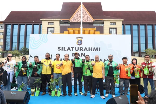 Polisi dan Ojol di Riau Jalin Kebersamaan Lewat Olahraga dan Santap Bersama