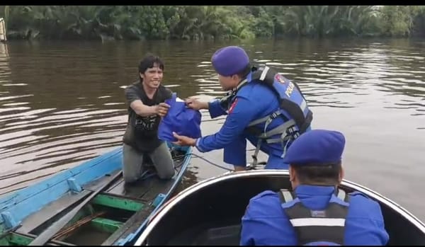 Warga di DAS Kumai Terima Bantuan Sosial dari Ditpolairud Polda Kalteng