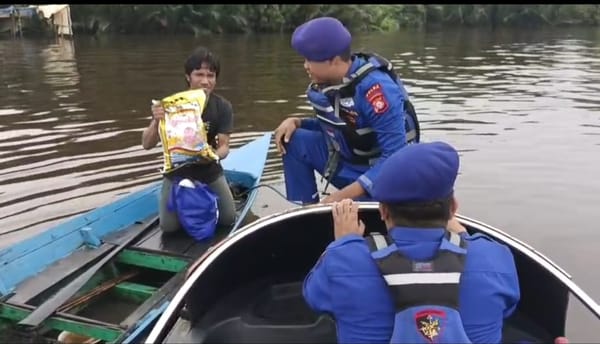 Personel Ditpolairud Polda Kalteng Salurkan Bansos kepada Warga di DAS Kumai
