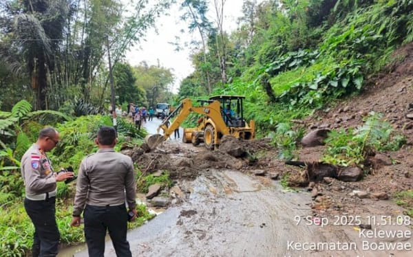 Kapolres Nagekeo Polda NTT Terjun Langsung Tangani Longsor di Jalur Boawae–Mauponggo