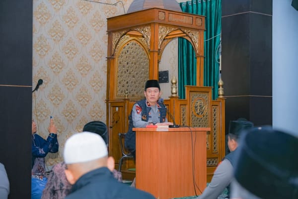 Dekatkan Polri dengan Umat, Wakapolda Sumbar Ikut Subuh Berjamaah di Kota Padang