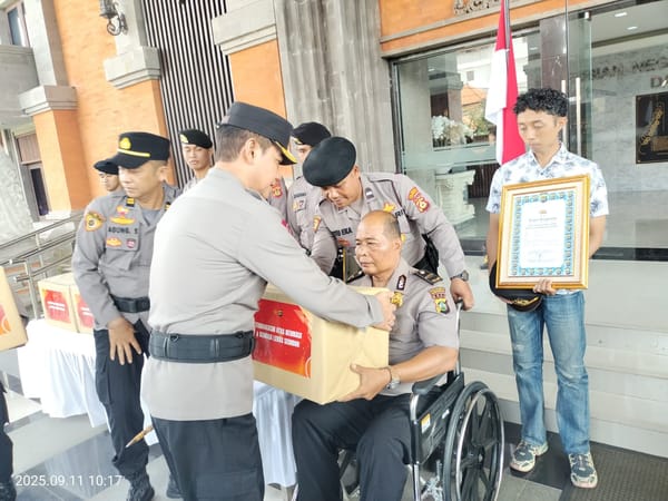 Kapolda Beri KPLB Dan Penghargaan Kepada 13 Personil Polda Bali