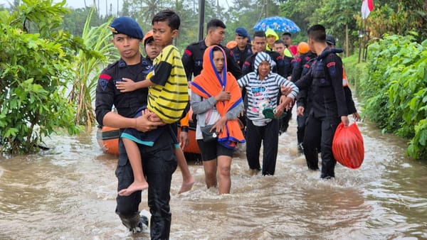 Polri Turun Tangan Evakuasi Warga Terdampak Banjir dan Longsor di Bali
