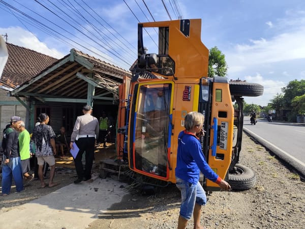 Truk Tronton Terguling Timpa Teras Rumah Warga di Blora, Diduga Hindari Motor