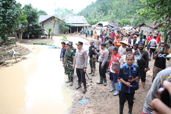 Peduli Korban Bencana, Polres Lampung Barat Salurkan Bantuan di Suoh