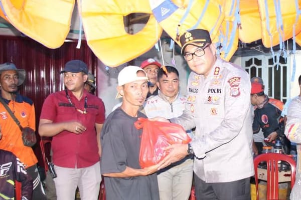 Polres Lampung Barat Salurkan Bantuan Langsung ke Korban Banjir Suoh