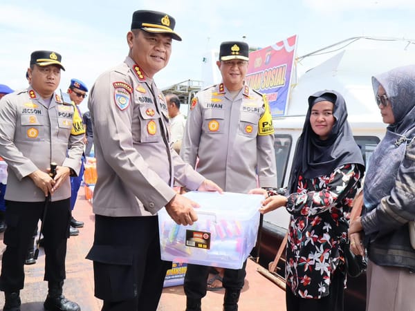 Wujud Kepedulian, Kapolda Kalteng Serahkan Bantuan ke Masyarakat Pesisir Sungai Barito