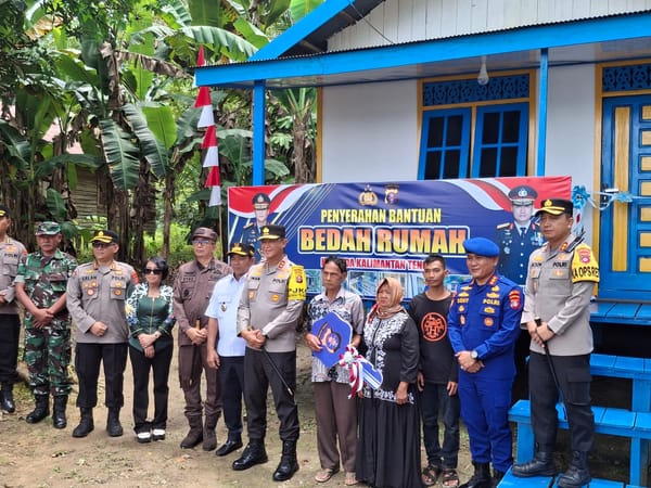 Kapolda Kalteng Serahkan Hasil Bedah Rumah Warga di Pesisir Sungai Barito Selatan