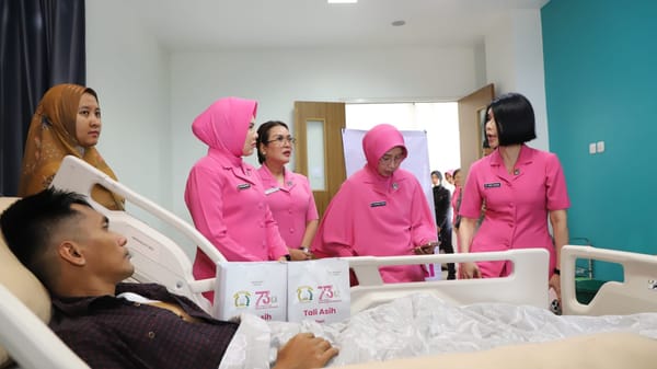 Tunjukkan Empati, Bhayangkari Jatim Jenguk Polisi Terluka Saat Demo