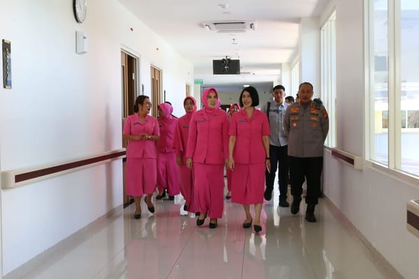Bhayangkari Jatim dan Bhayangkari Kota Malang Jenguk Anggota Polresta Korban Demo