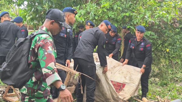 Polda Bali Turun Tangan Bersihkan Lokasi Banjir Bandang