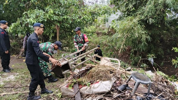 Pasca Banjir Bandang, Personil Polda Bali Gotong Royong Bersihkan Lokasi Bencana