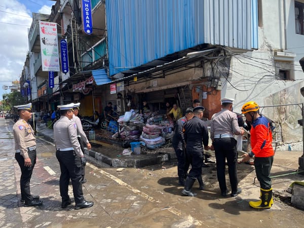 Pasca Banjir di Bali, Polisi Turun Bantu Warga Bersih-Bersih Lokasi Bencana