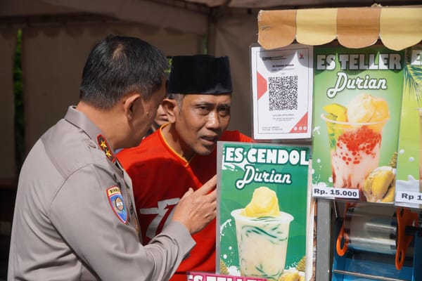 Gerakan Pangan Murah dan Jumat Berkah, Polres Metro Jakbar Diserbu Warga