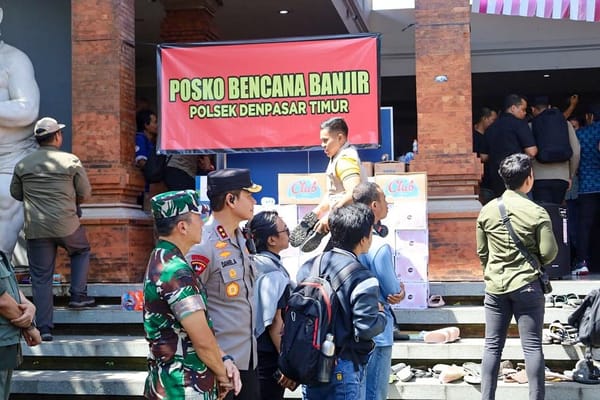 Tinjau Lokasi Banjir Bersama Wapres, Kapolda Bali Angkat Nilai Gotong Royong