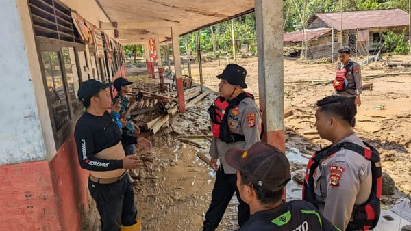 Sinergi Polisi dan Aparat Gabungan Ringankan Dampak Banjir Suoh