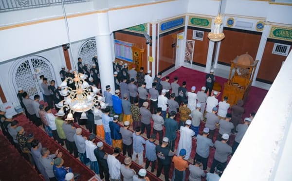 Ratusan Jamaah Padang Sholat Subuh Bareng Wakapolda Sumbar Brigjen Pol Solihin