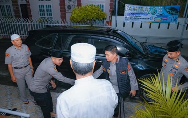 Wakapolda Sumbar Brigjen Pol Solihin Subuh Berjamaah Bareng Warga Padang