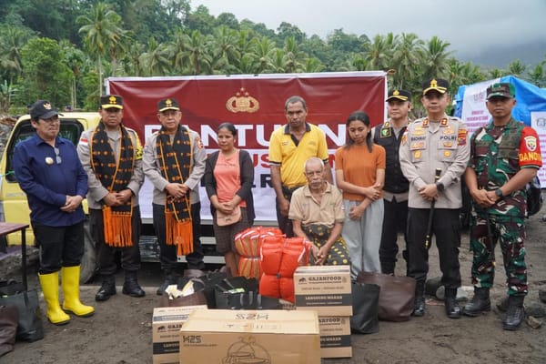 Bantuan Kemanusiaan Polri Tiba di Mauponggo, Warga dan Bupati Sambut Antusias