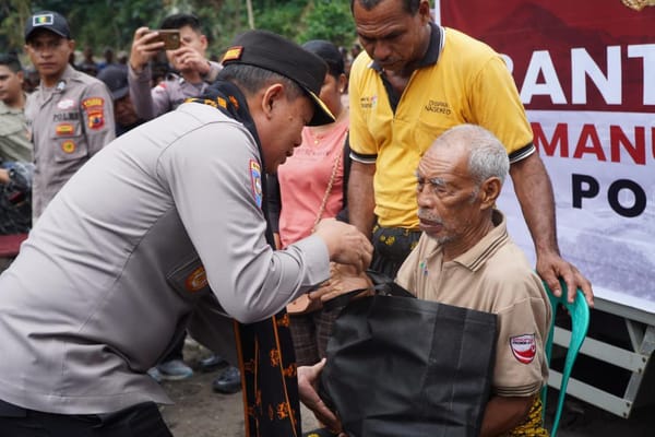 Bantuan Kemanusiaan Polri Tiba di Mauponggo, Warga dan Bupati Sambut Antusias