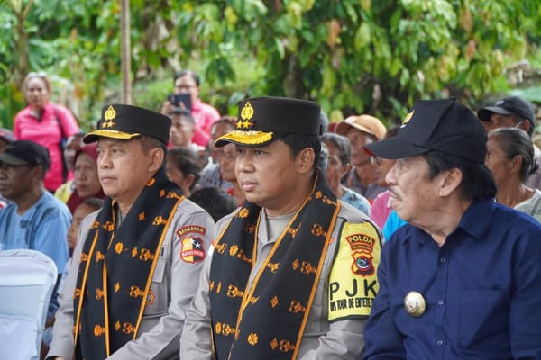 Warga Mauponggo Sambut Kedatangan Bantuan Kemanusiaan dari Polri dengan Antusias