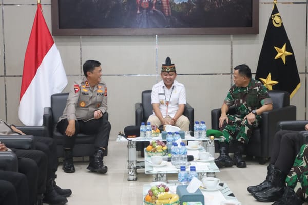 Kapolda Kalteng Sambut Pangdam XXII/Tambun Bungai dan Gubernur di Mapolda