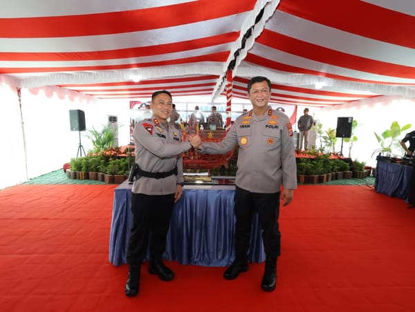 Kunker ke Polres Sukamara, Kapolda Kalteng Bagikan Bansos untuk Warga