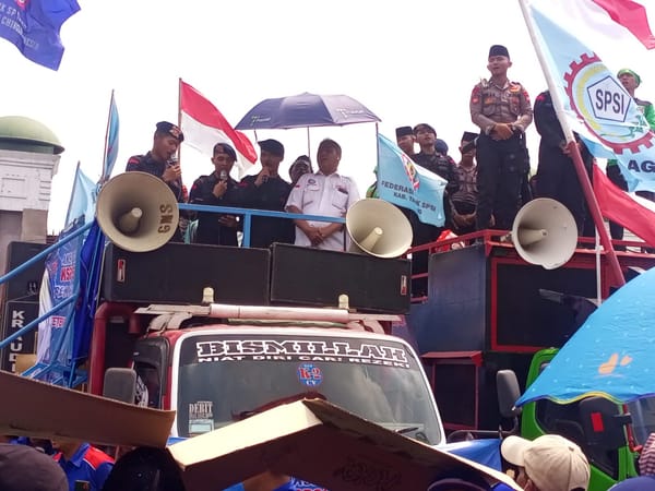 Aksi Damai, Buruh dan Polisi Bersatu dalam Sholawat dan Doa Bersama