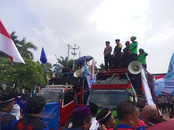 Buruh dan Polisi Gelar Sholawat serta Doa Bersama Saat Penyampaian Pendapat