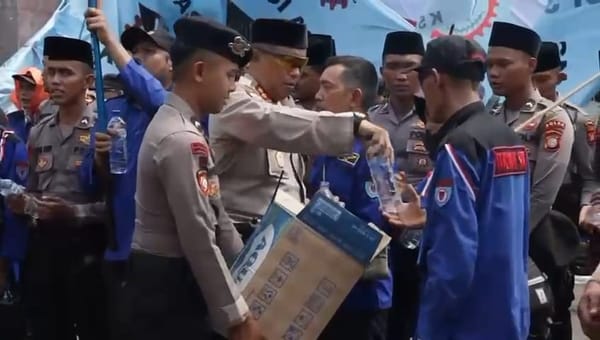 Aksi Humanis, Polisi Berikan Air Mineral dan Roti kepada Massa Buruh di DPR