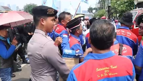 Polisi Bagikan Air Mineral dan Roti, Buruh di DPR Sambut dengan Antusias