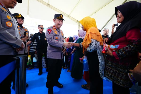Warga Semarang Terima Bantuan Sosial dan Bahan Pangan Murah dari Kapolri