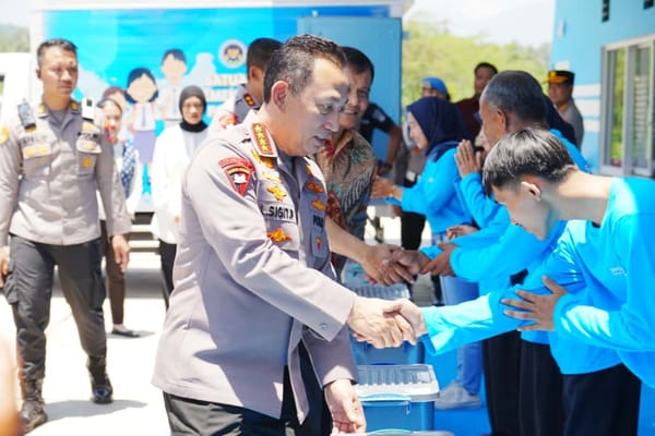 Warga Semarang Terima Bansos dan Pangan Murah dari Kapolri