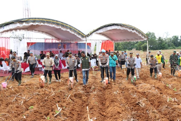 Polda Kalsel Tanam Jagung Tahap II di Lahan Binaan Bidpropam