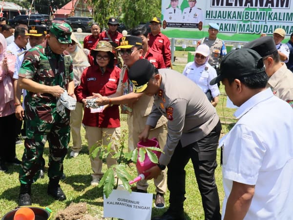 Kapolda Kalteng, Gubernur, dan Pangdam Ajak Warga Tanam Pohon dan Tebar Benih Ikan