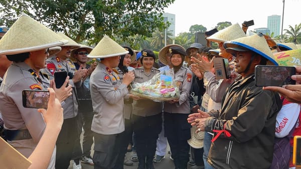 Penanganan Humanis, Polisi Bagikan Air Minum dan Tumpeng ke Massa Aksi Hari Tani di Monas