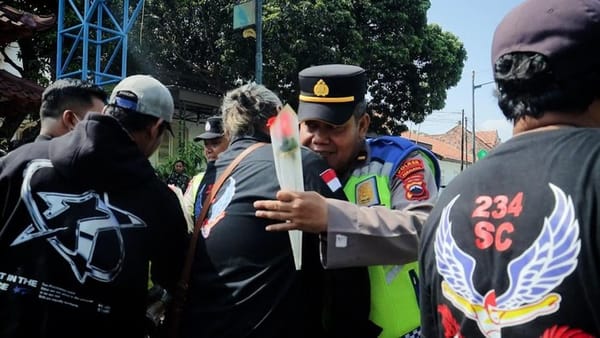 Aksi Damai di Pemalang, Aliansi Masyarakat Bagikan Bunga dan Peluk Polisi