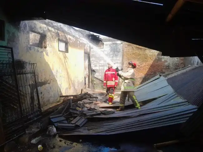 Diduga Lupa Matikan Kompor, Rumah di Kota Malang Dilalap Si Jago Merah