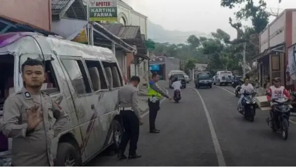 Minibus Peziarah Alami Kecelakaan Beruntun di Pemalang, Tabrak 7 Kendaraan
