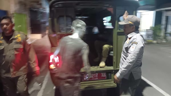 Terjaring Satpol PP, Manusia Silver di Cilacap Ngaku Raup Rp300 Ribu Sehari