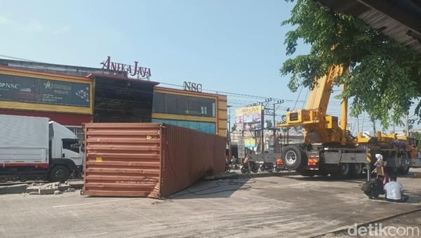 Kecelakaan Truk Trailer dan Truk Gandeng di Semarang-Kendal Ganggu Arus Lalu Lintas