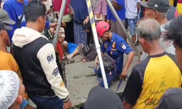 Damkar Evakuasi Pengunjung Pasar Cilacap yang Kakinya Terjepit Selokan