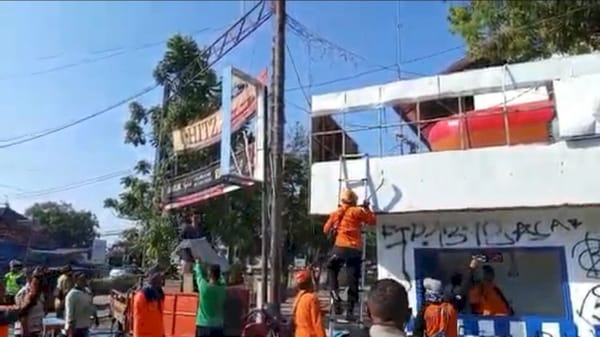 Pasca Aksi Anarkis, Polisi, Pelajar, dan Relawan Gotong Royong Bersihkan Pos Polisi
