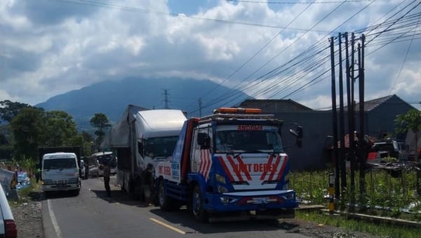 Truk Galon Terguling Putuskan Jalur Wonosobo-Temanggung, Kini Dievakuasi