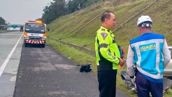 Kecelakaan di Tol Barukan Salatiga, Mobil Tabrak Belakang Truk