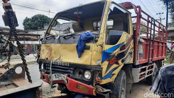 Truk Tabrak Motor dan Rumah di Pati, 1 Korban Dilaporkan Meninggal