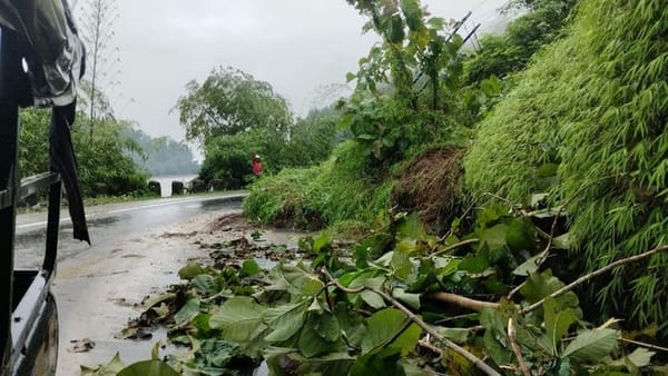 Hujan Deras Sebabkan Banjir dan Longsor Tutup Akses Jalan di Banyumas