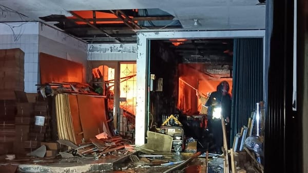 Kebakaran Melanda Rumah Produksi Pigura di Palebon Semarang