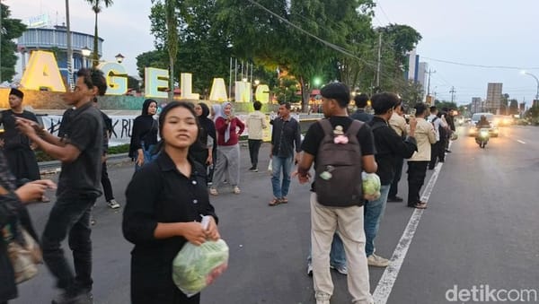 Massa Aksi Kamisan Magelang Bagikan Sayuran untuk Warga