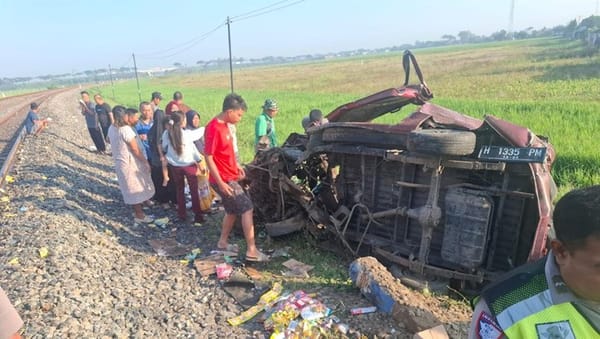 Viral Warga Jarah Muatan Mobil Tertabrak Kereta di Kendal, Polisi Angkat Bicara